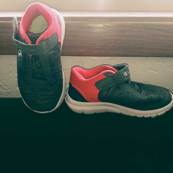 Toddler Girl Running Shoes - Picture 2 of 3